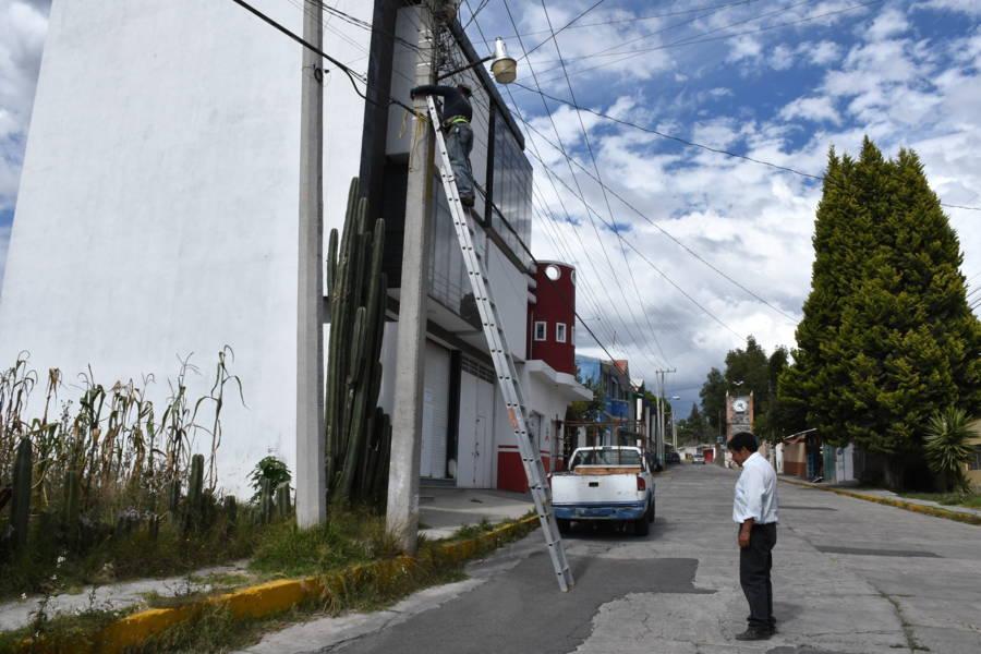 Continúan obras de mantenimiento de alumbrado en calles de Apetatitlán