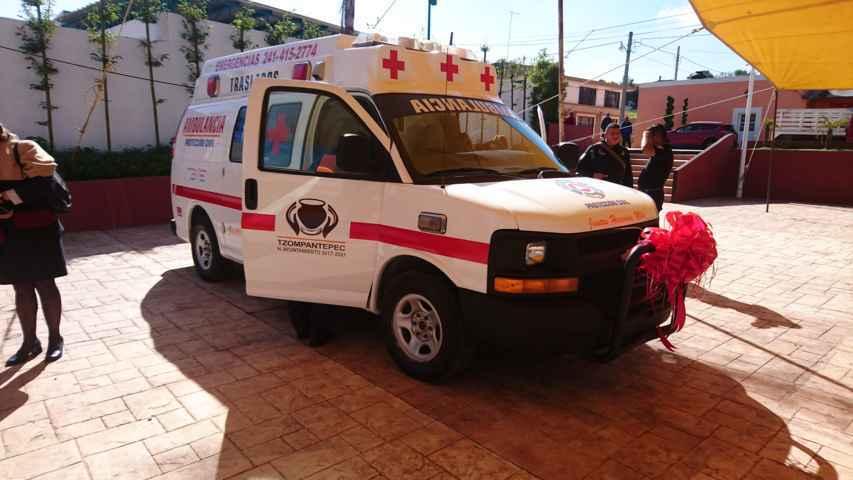 Diputada entrega ambulancia a Tzompantepec