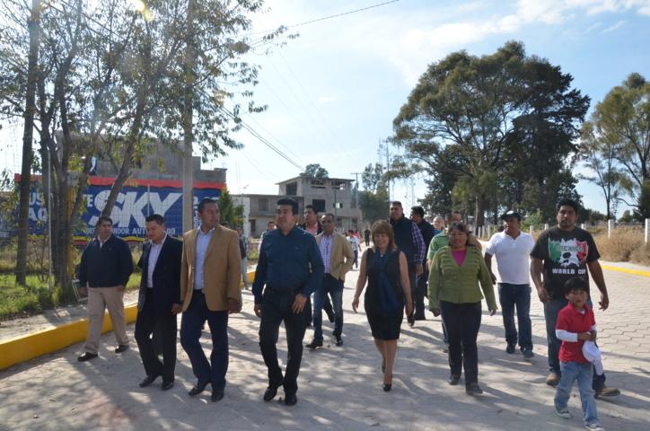 Entrega ayuntamiento de Tlaxcala obra nueva de pavimentación en calle Los Pinos de Atempan