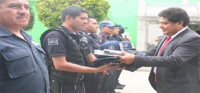 Alcalde de Ixtacuixtla entrega uniformes a policías