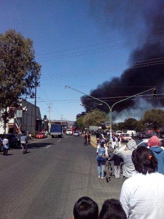 Aparatoso incendio de camión con pacas en el bulevar Santa Ana – San Pablo
