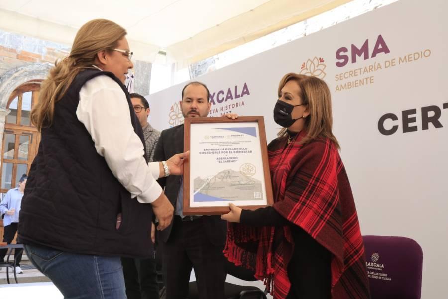 Encabeza Lorena Cuéllar entrega de certificados de desarrollo sostenible 