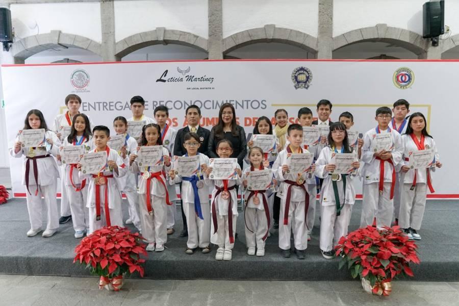 Entrega Leticia Martínez reconocimientos a las y los alumnos de la escuela Moo Duk Kwan