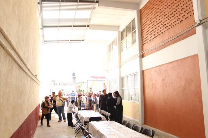 Alcalde cumple promesa entrega techumbre a primaria Benito Juárez