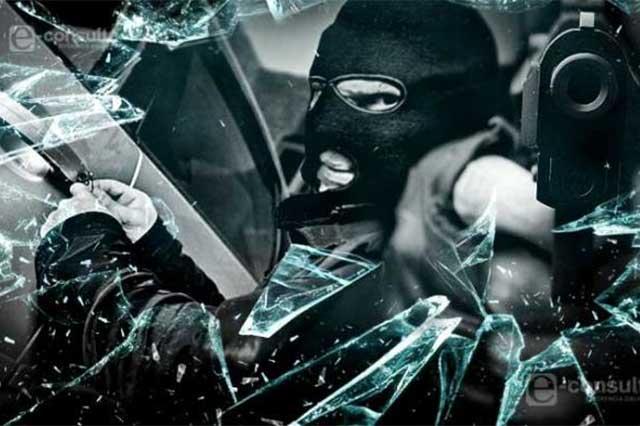 Comando de cinco sujetos armados roban vehículo en Zacatelco