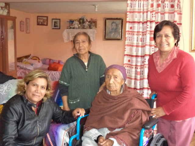 Mujer de Tzompantepec con 102 años de vida recibió silla de ruedas