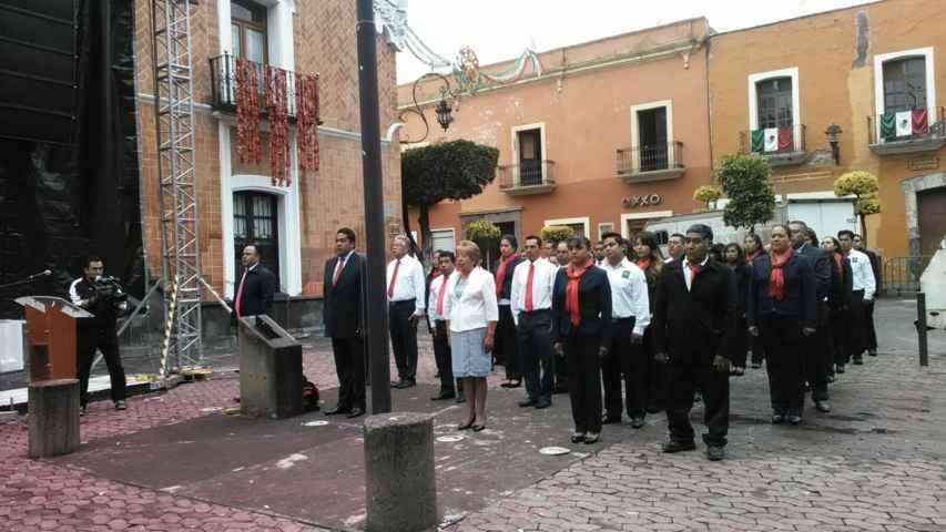 Alcalde de San José Teacalco encabezó el Izamiento de Bandera