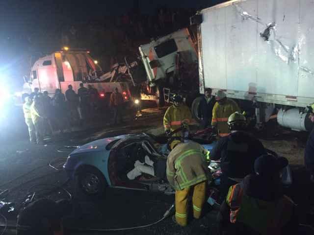 Fatal accidente entre un autobús y un tráiler deja un muerto y 20 heridos