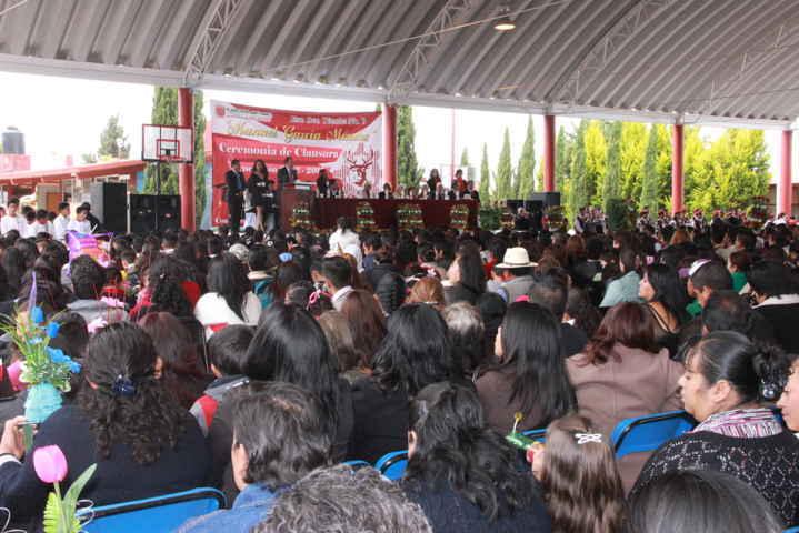 Alcalde de Tzompantepec asiste a graduación de la secundaria técnica No  9