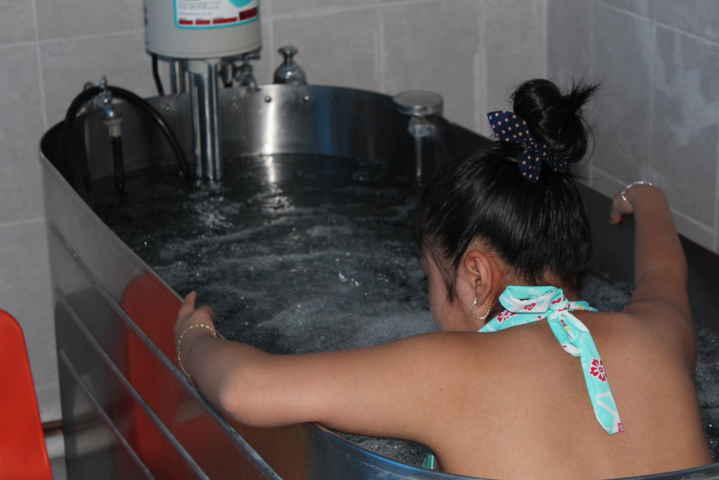 Otorga Ayuntamiento hidroterapia a personas vulnerables