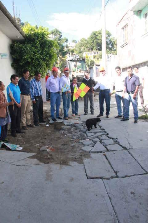 Alcalde de Tepetitla en gira de trabajo da banderazo de inicio de obra de drenaje sanitario