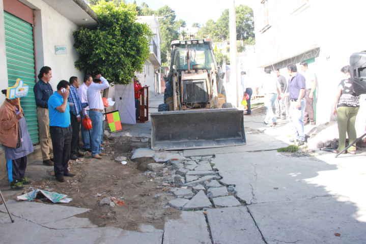 Alcalde de Tepetitla en gira de trabajo da banderazo de inicio de obra de drenaje sanitario