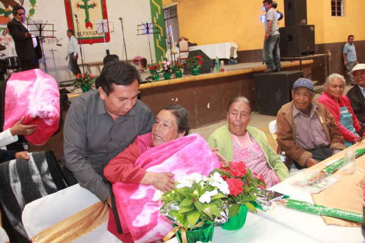 Alcalde y SMDIF de Xiloxoxtla festejan a los abuelitos con una homilía