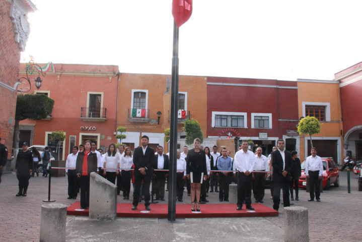 Alcalde de Muñoz de Domingo Arenas encabeza Izamiento de la Bandera