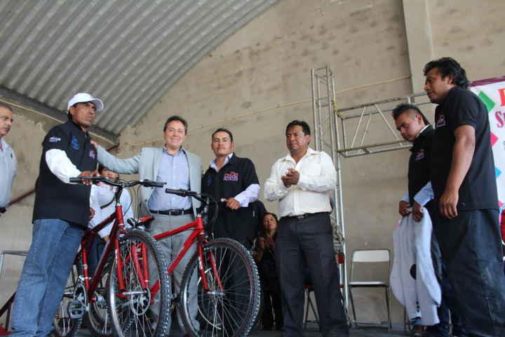 Entregan bicicletas en la Feria del Taco de San Vicente Xiloxochitla 