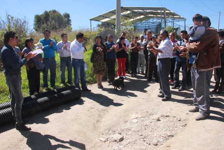 El alcalde inicia la introducción del drenaje en la cabecera municipal