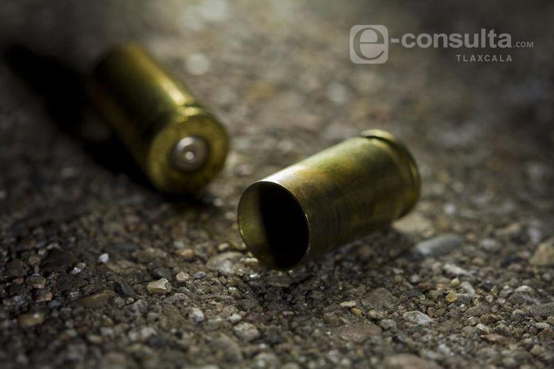 Aseguran policías de Huamantla a persona con arma de fuego al interior del tianguis municipal
