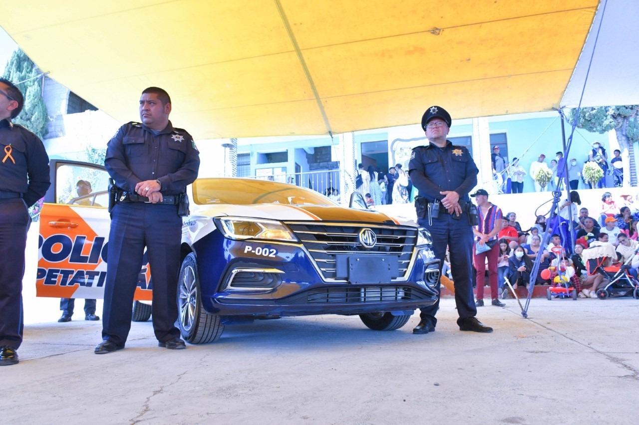 Alcalde de Apetatitlán entrega nueva patrulla en San Matías Tepetomatitlán