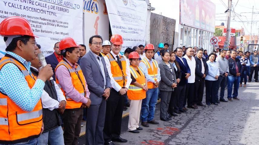 Presidente Municipal da banderazo de inicio de obra en calle Puebla, San Pablo del Monte
