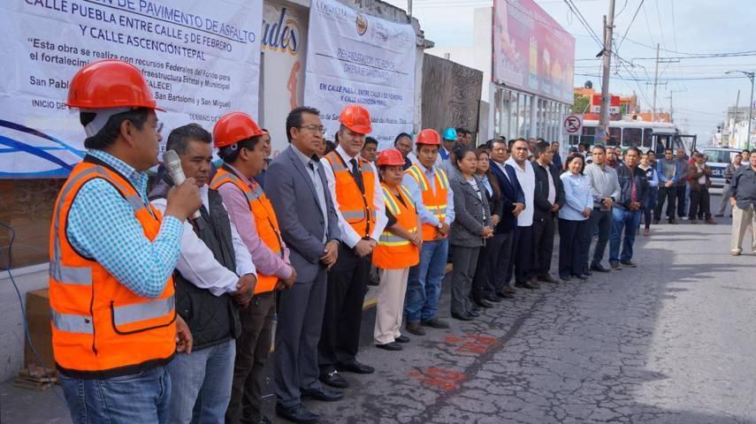 Presidente Municipal da banderazo de inicio de obra en calle Puebla, San Pablo del Monte
