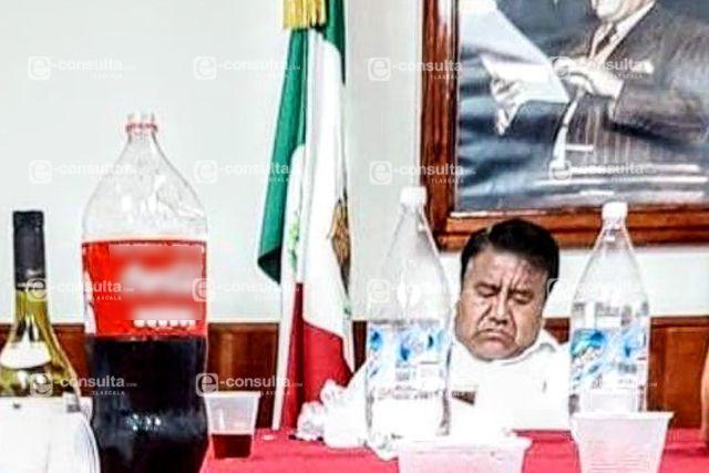 Alcalde Picapiedra es sorprendido borracho en su despacho