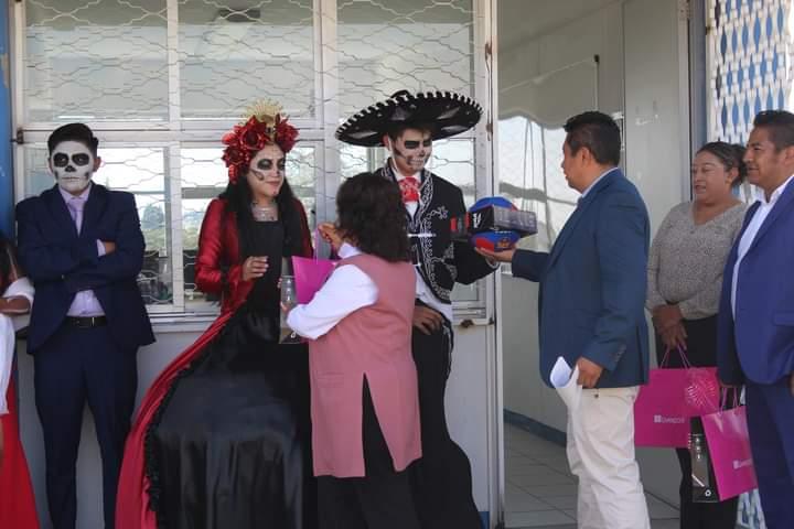 Alcalde de Xiloxoxtla reconoce el talento de estudiantes durante el concurso de ofrendas 