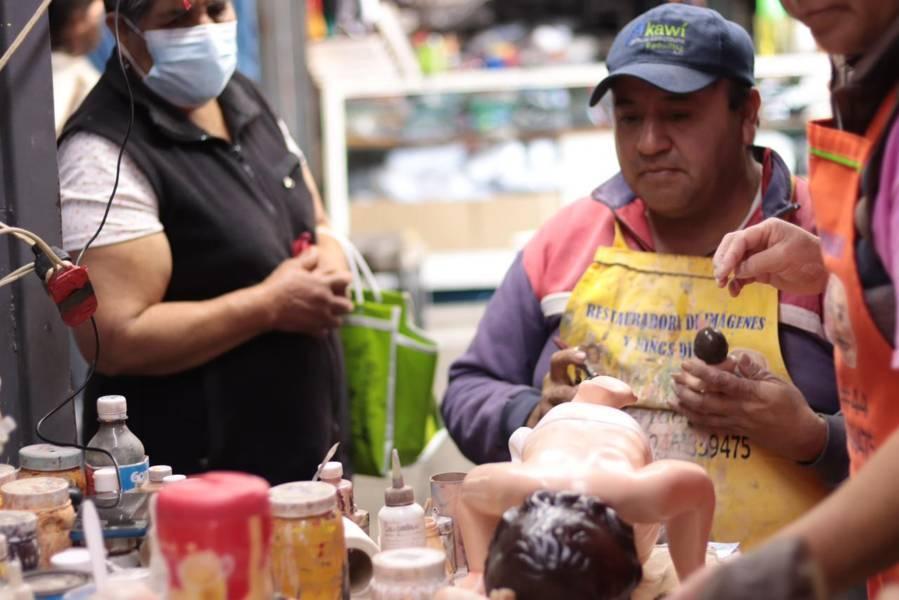 Gabriel Chacón, 27 años restaurando niños Dios en el Mercado municipal 