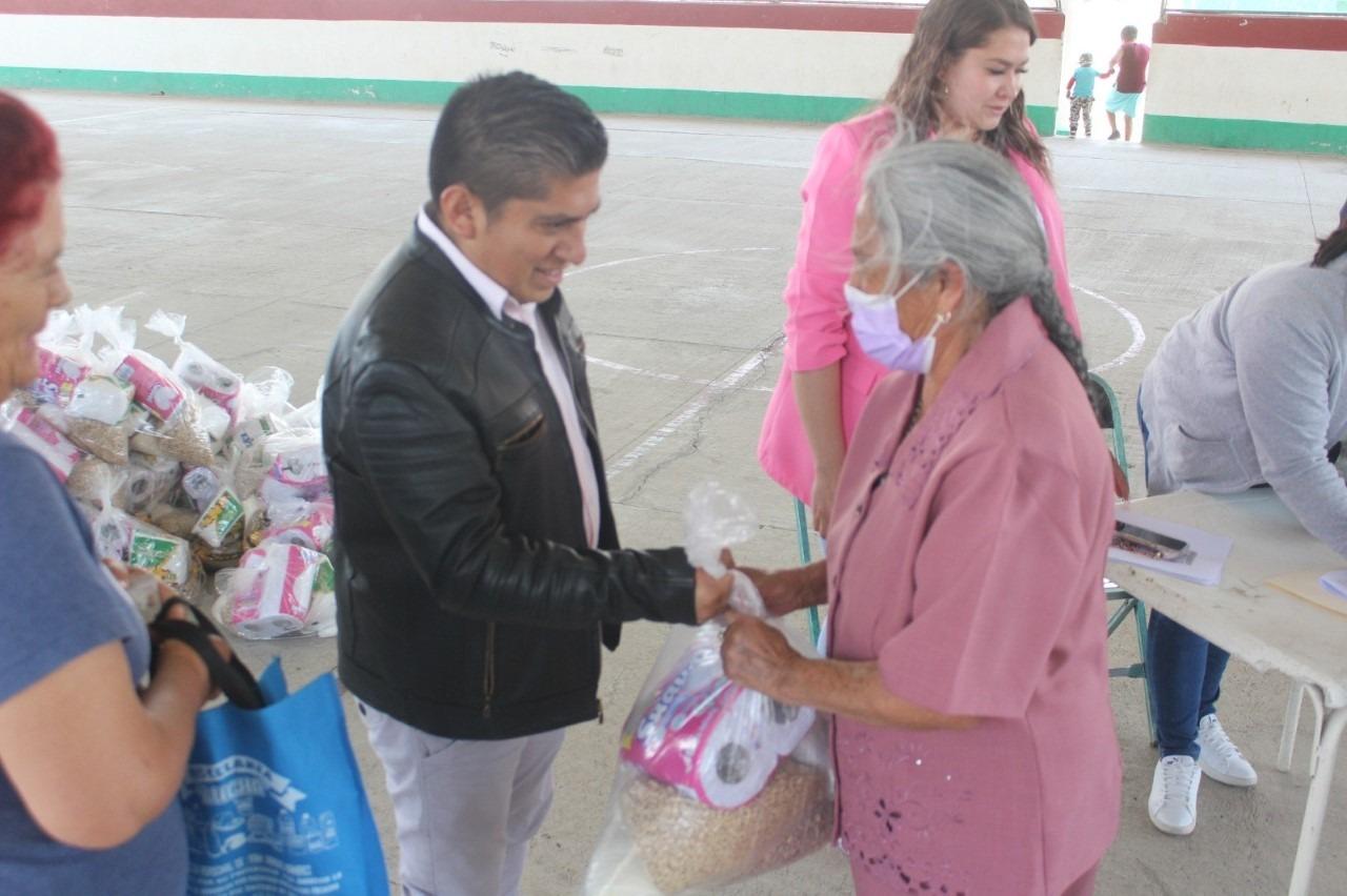 Alcalde de Xaltocan entrega más de 600 despensas a familias vulnerables