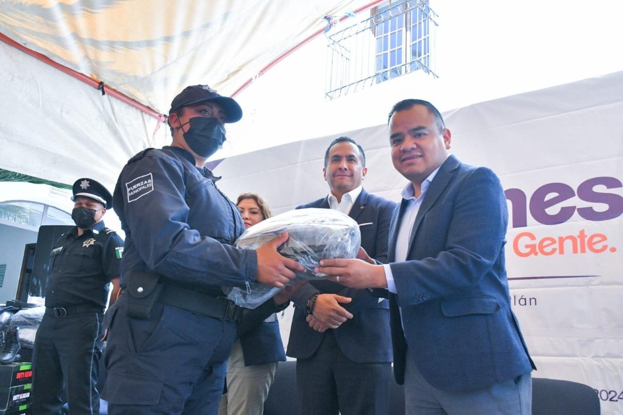 Policías de Apetatitlán recibieron uniformes, tipo tácticos, para mejorar su desempeño