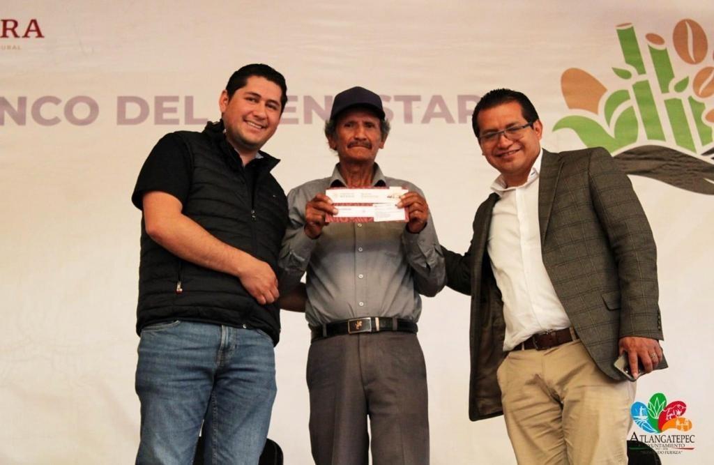 Entregan casi 500 tarjetas en Atlangatepec del programa Producción para el Bienestar 