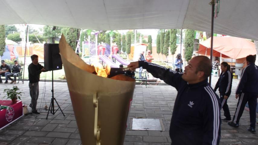 Alcalde recibe el Fuego Simbólico y se los entrega a los presidentes de comunidad