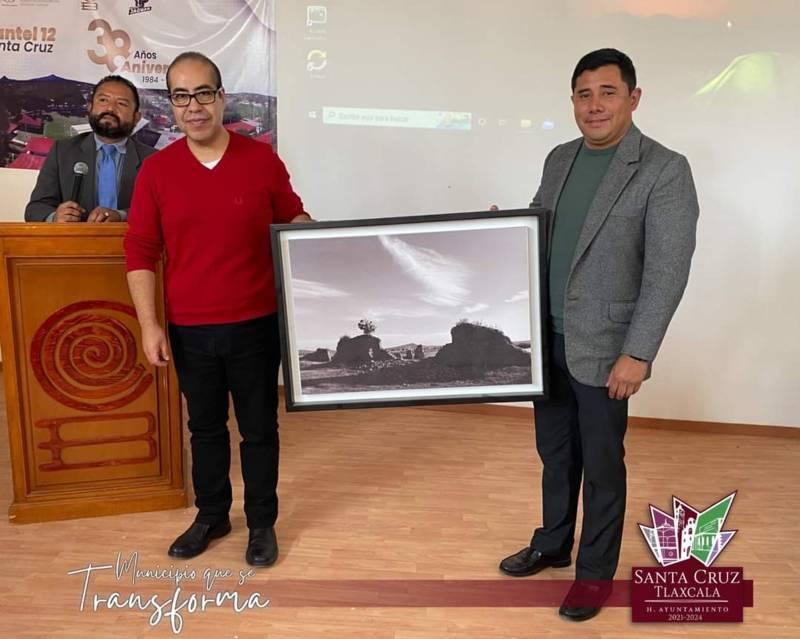 Recibe presidencia municipal de Santa Cruz Tlaxcala donación de cuadro fotográfico, de Carlos Bretón