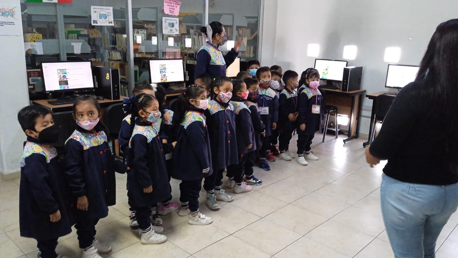 Decenas de estudiantes han visitado la biblioteca de San Pablo del Monte 