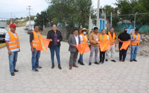 José Luis Hernández entrega pavimento de la calle La Cantera en Xaltocan