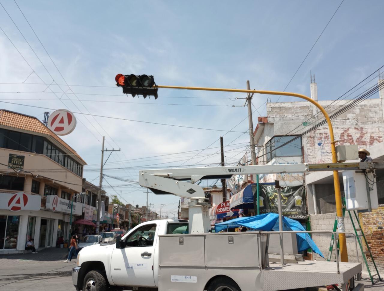 Realiza SMyT mantenimiento permanente a la red de semáforos
