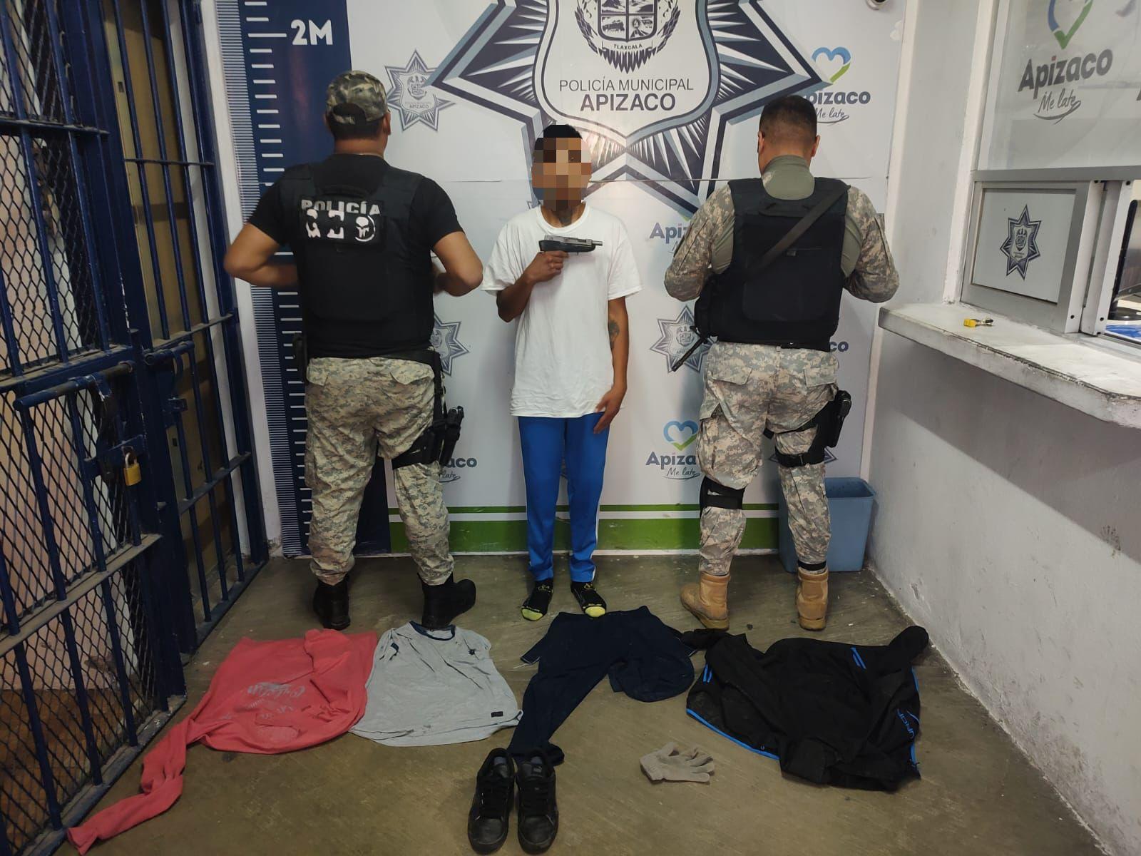 Policía Municipal de Apizaco detiene a un sujeto por portación de arma de fuego