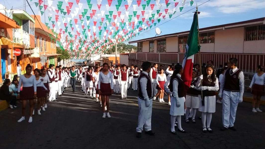 Encabeza Jorge García el tradicional desfile del 16 de septiembre