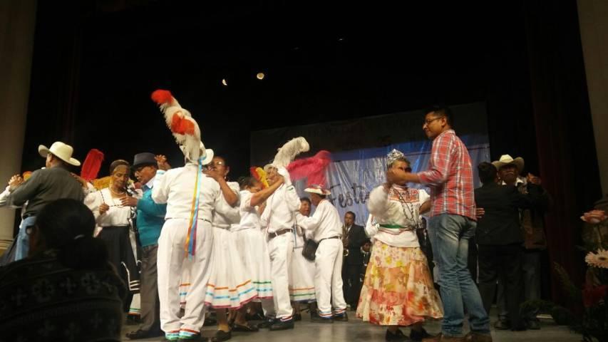 Conviven adultos mayores de San Pablo del Monte en el Teatro Xicohtencatl