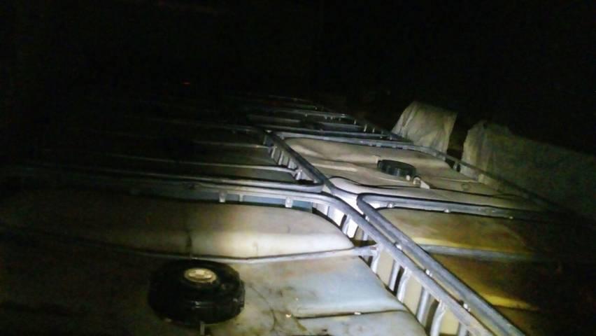 Huachicolero deja su camión abandonado con 8 contenedores de diésel en Ixtacuixtla