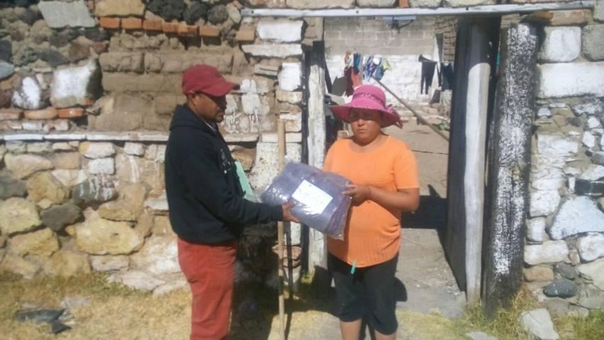 Alcalde se solidariza con pobladores de las 5 comunidades entregando cobijas