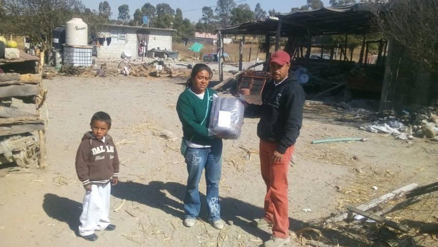 Alcalde se solidariza con pobladores de las 5 comunidades entregando cobijas