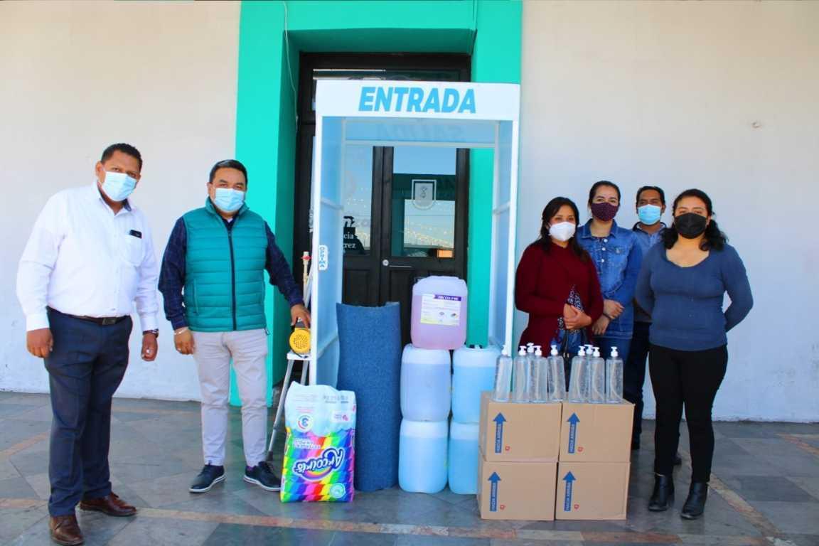 Ayuntamiento de SPM entrega cabina sanitizante a la escuela Cuauhtémoc 