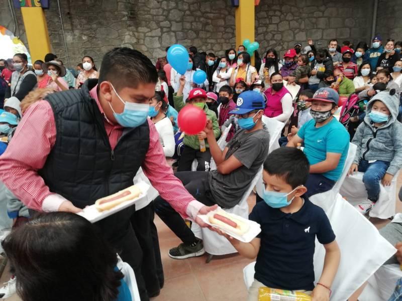 Edil José Luis Hernández compartió momentos de alegría con la niñez de Xaltocan