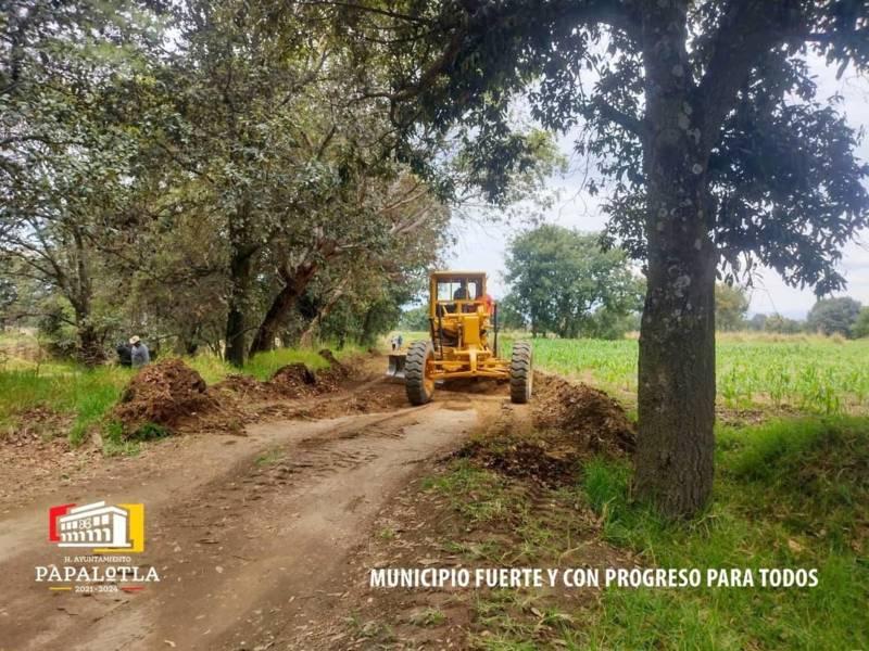 En Papalotla rehabilitan caminos rurales para mejorar la comunicación en el Campo 
