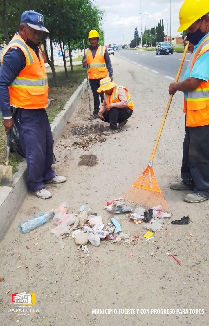 Gobierno de Papalotla realiza limpieza de alcantarillado pluvial en la carretera federal 