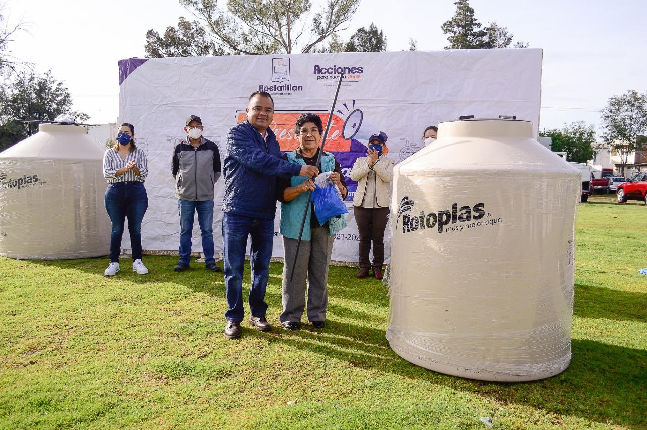 Ángelo Gutiérrez realizó la primera entrega de apoyos para almacén de agua