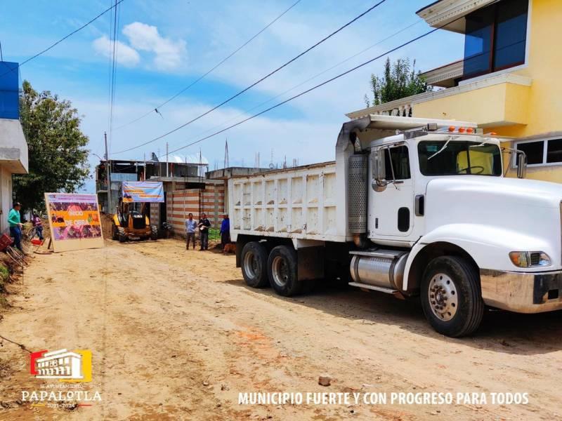 Alcalde de Papalotla inicia obra de pavimento en calle Xocohtitla de San Marcos