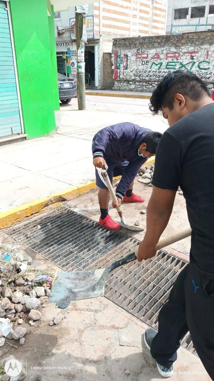 Ayuntamiento de SPM realiza limpieza en calles afectadas por la lluvia 