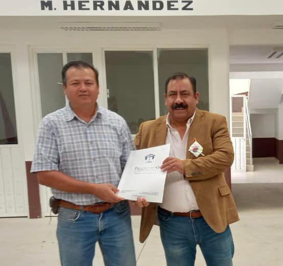 Alcalde de Atltzayanca entrega escrituras a 20 familias de Concepción Hidalgo