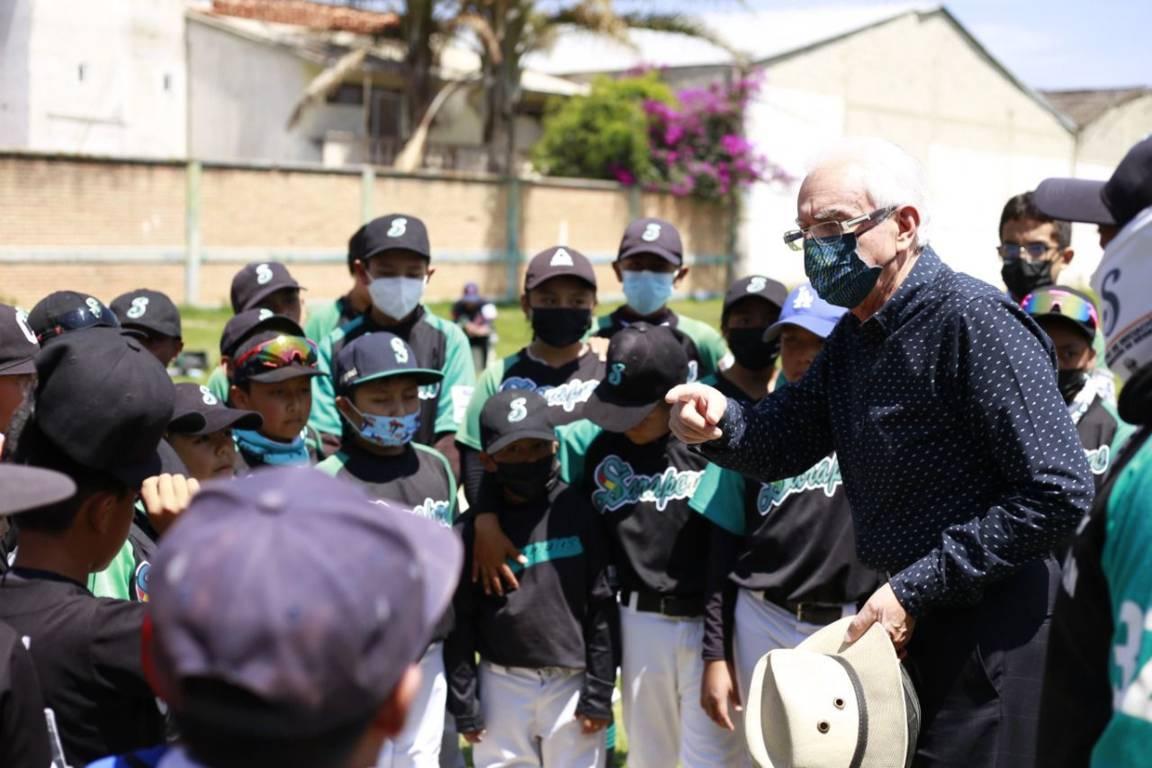 Inaugura edil de Chiautempan el primer juego de la liga de béisbol infantil